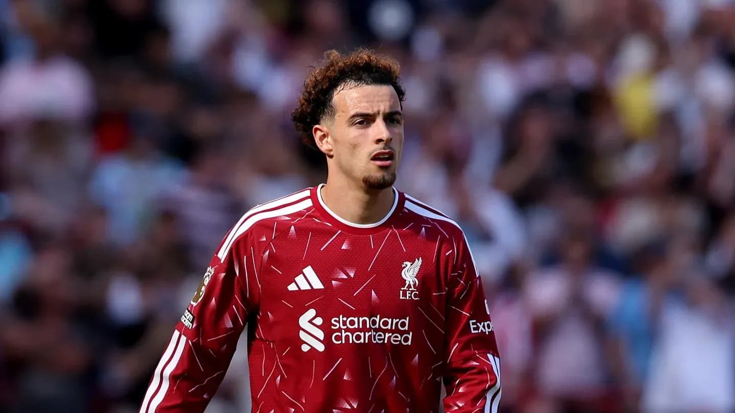 Jugador de Liverpool en acción durante un partido