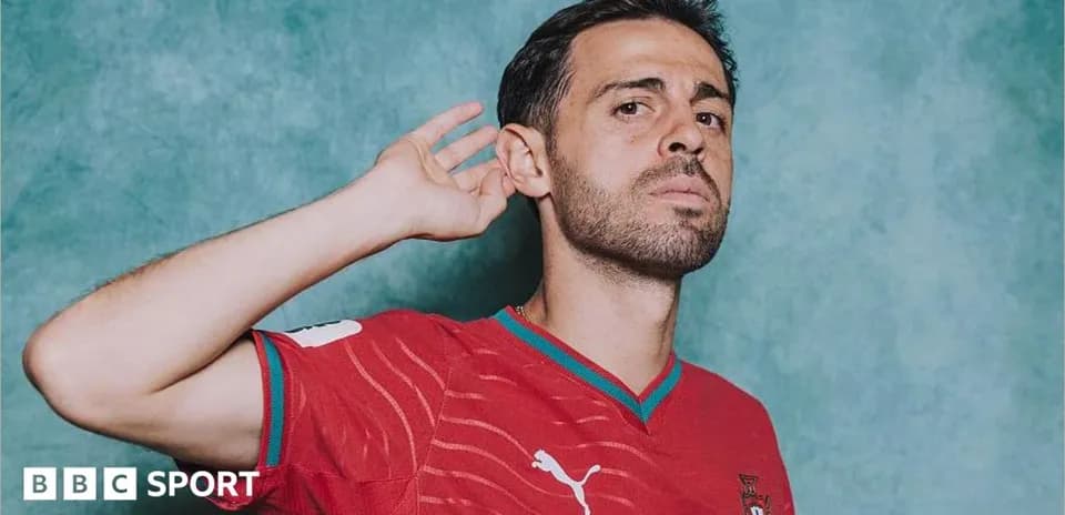 Jugador con camiseta roja de Portugal posando para la foto