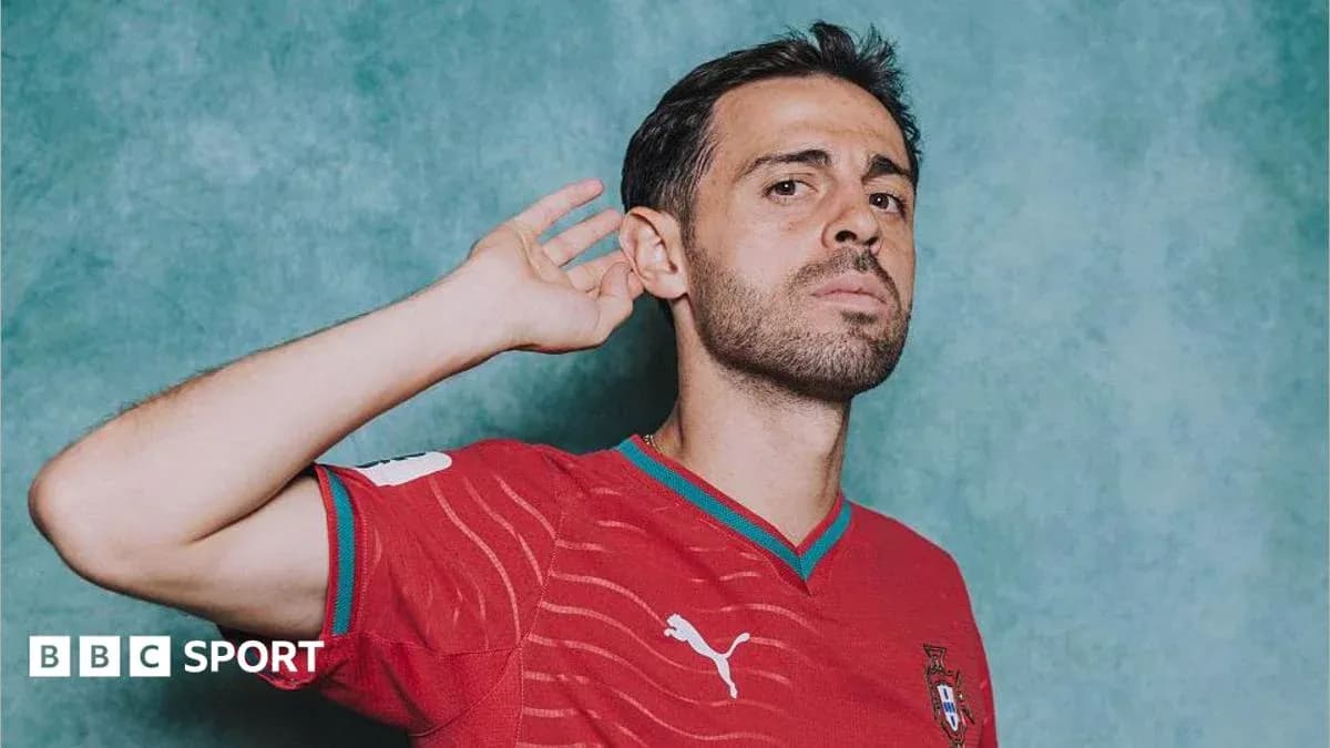 Jugador con camiseta roja de Portugal posando para la foto