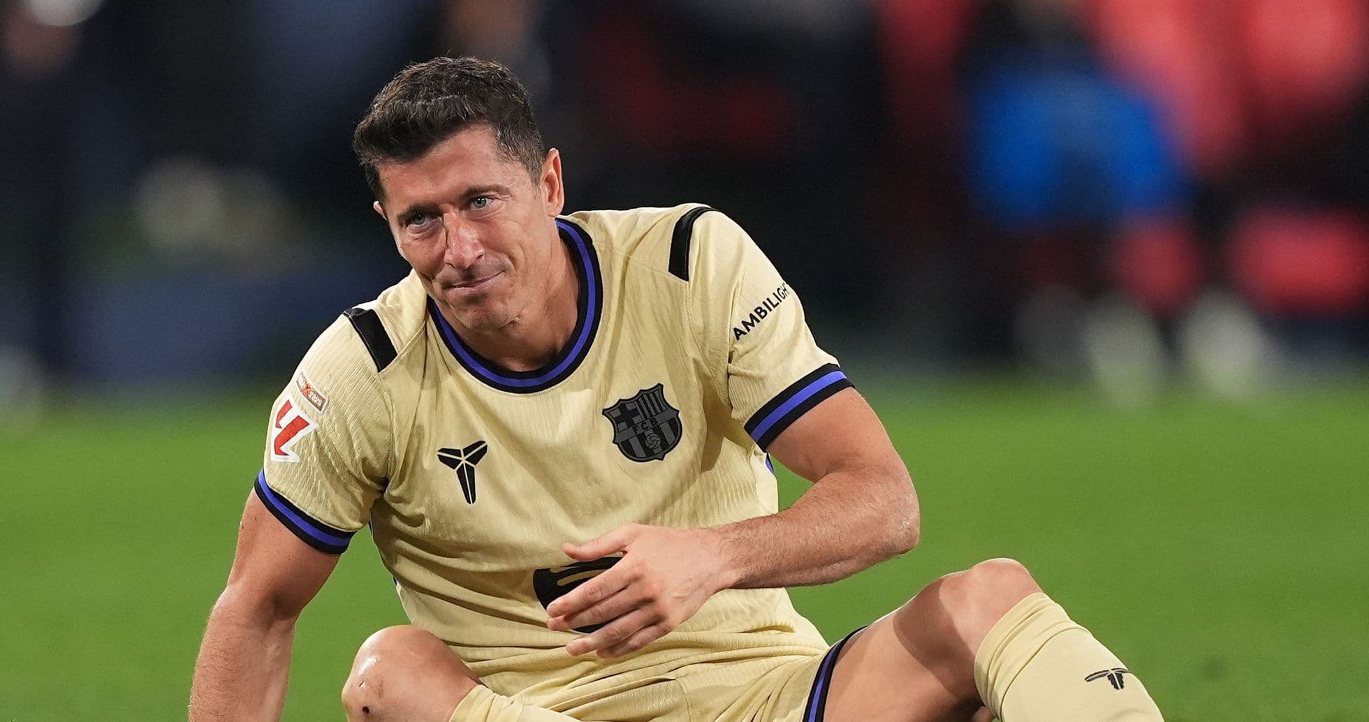 Jugador de Barcelona sentado en el campo de juego
