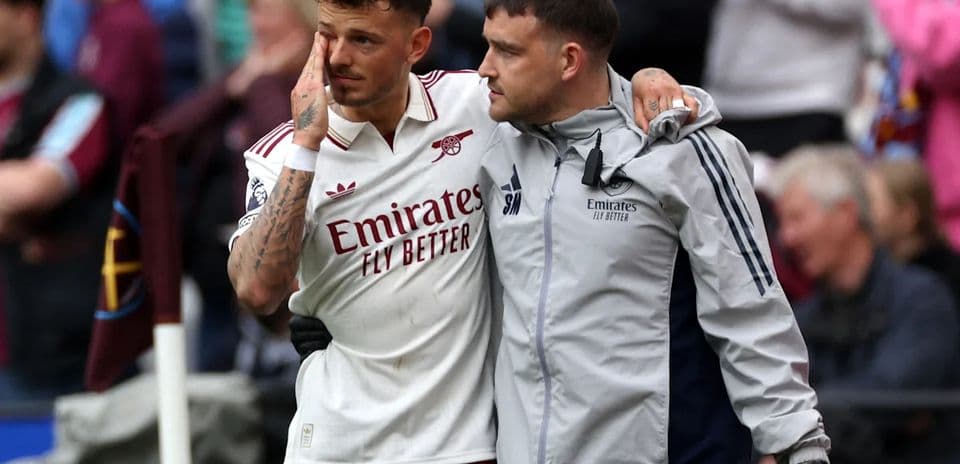 Jugador de Arsenal siendo atendido tras lesión
