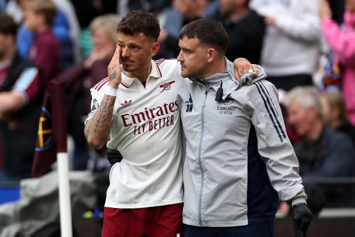 Jugador de Arsenal siendo atendido tras lesión