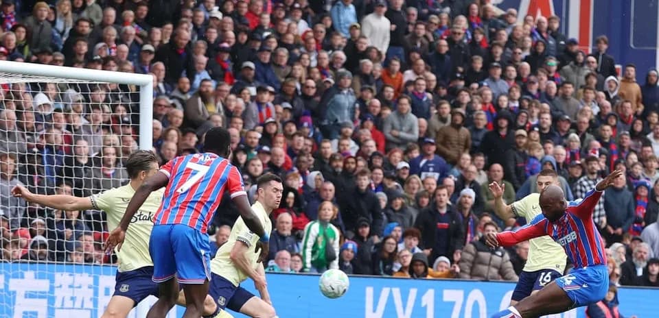 Jugador de Crystal Palace disparando a puerta