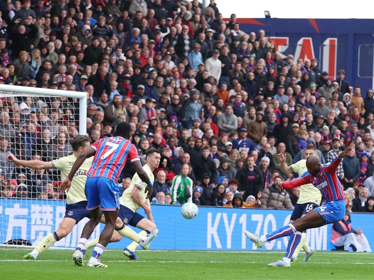 Jugador de Crystal Palace disparando a puerta