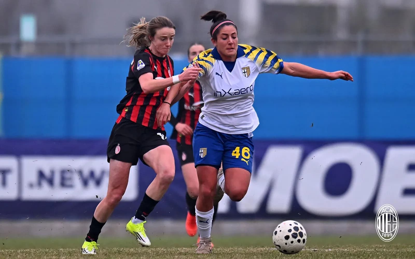 Jugadoras de AC Milan y Parma compitiendo por el balón