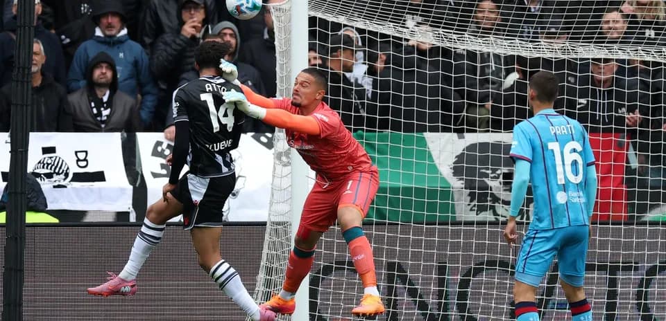 Jugador de Udinese intentando anotar un gol