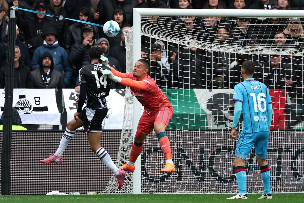 Jugador de Udinese intentando anotar un gol