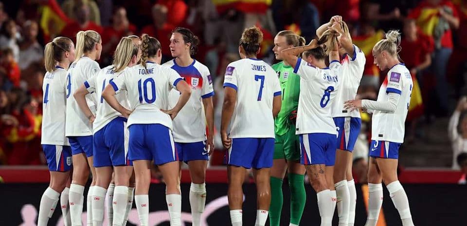 Jugadoras de Inglaterra reunidas antes del partido