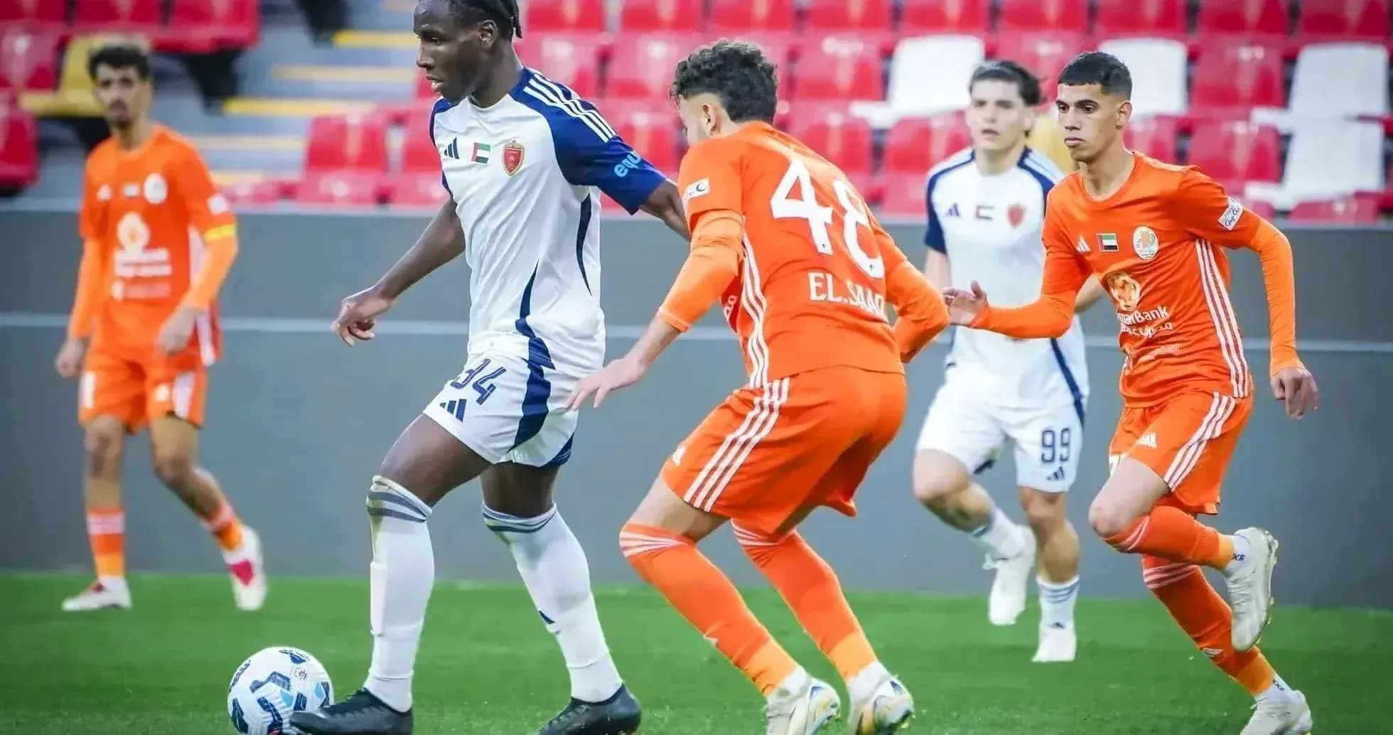 Jugadores de Al Bataeh U23 y Shabab Al-Ahli U23 en acción