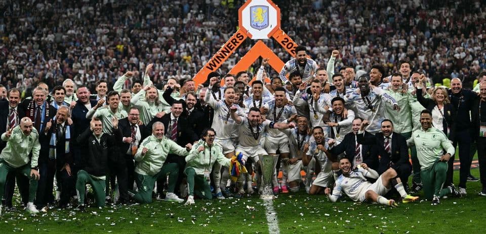 Equipo de Aston Villa celebrando su victoria en el torneo