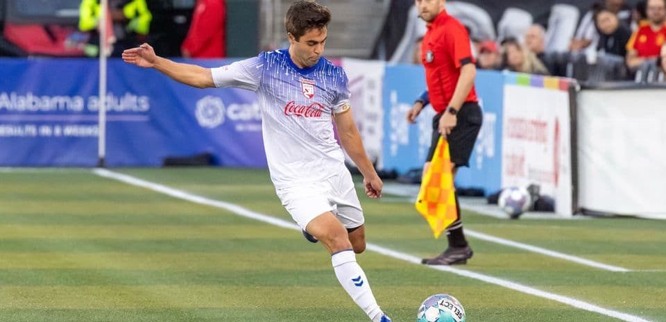 Jugador de fútbol preparando un tiro en el partido