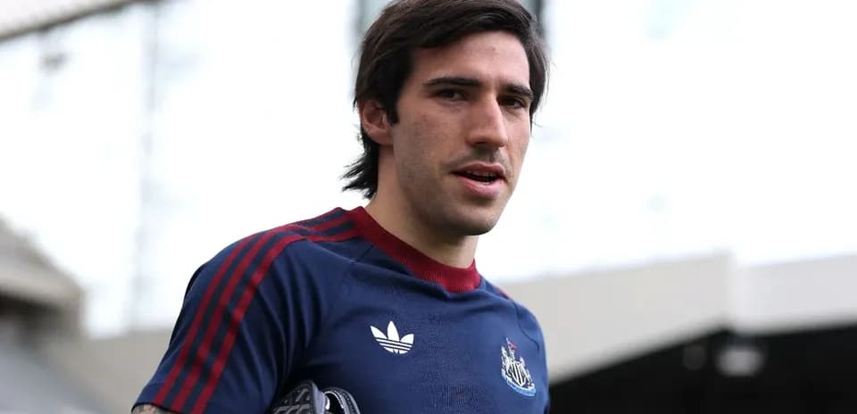 Jugador de Newcastle en entrenamiento con balón
