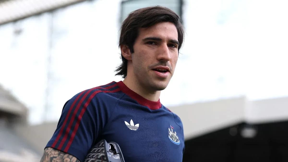 Jugador de Newcastle en entrenamiento con balón