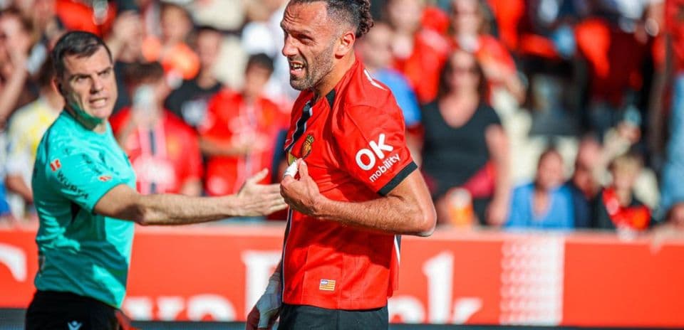 Jugador del Mallorca en acción durante el partido