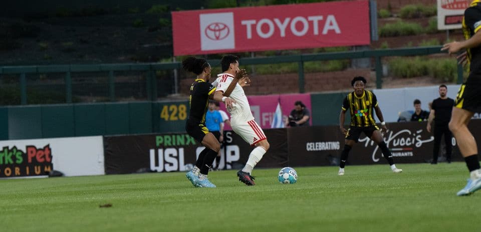 Jugador del Phoenix Rising en acción contra Louisville
