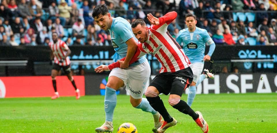 Jugadores luchando por el balón en partido