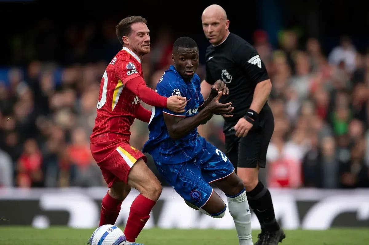 Jugador de Liverpool y Chelsea luchando por el balón