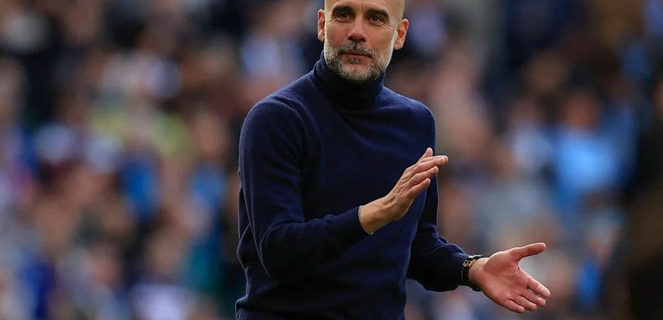 Entrenador dirigiendo al equipo desde la banda