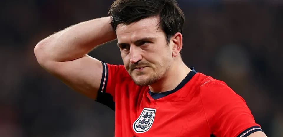 Jugador de Inglaterra en camiseta roja, preocupado