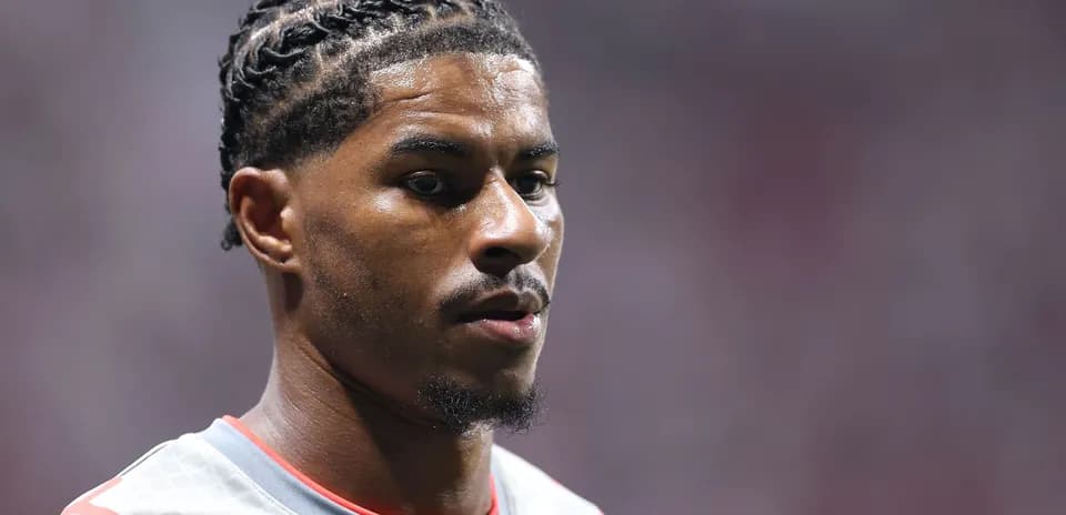 Jugador con trenzas durante calentamiento previo al partido