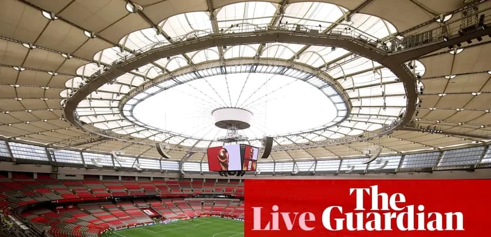 Interior del estadio con techo retráctil y gradas vacías