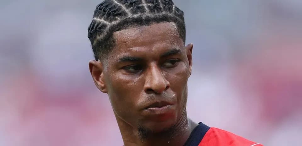 Jugador con trenzas, mirando hacia un lado