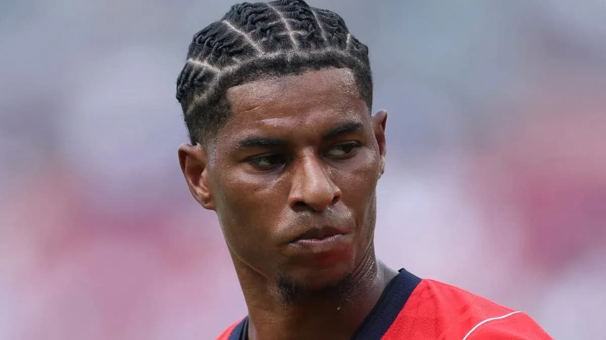 Jugador con trenzas, mirando hacia un lado