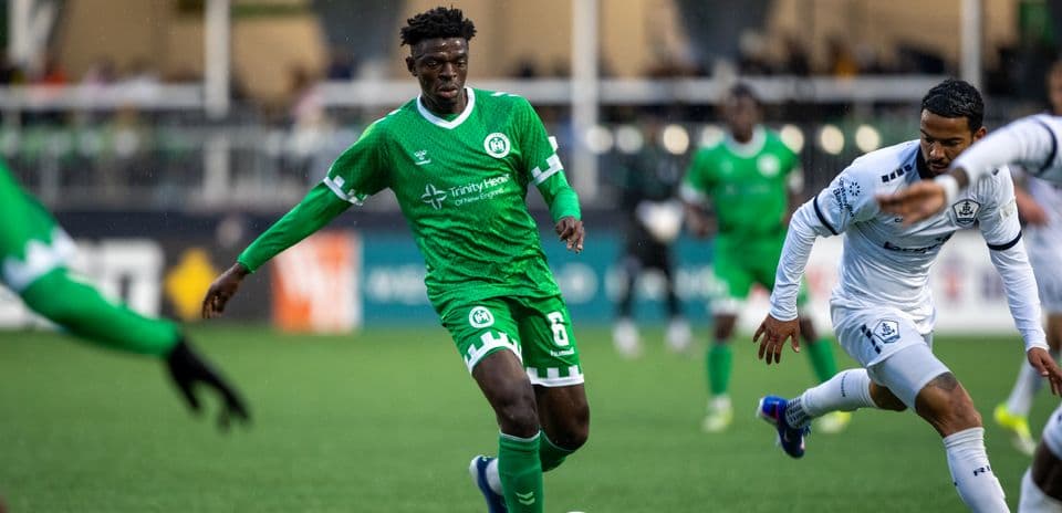 Jugador de Hartford Athletic en acción durante el partido