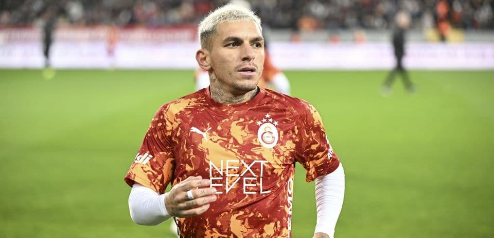 Jugador de Galatasaray en el campo durante el partido