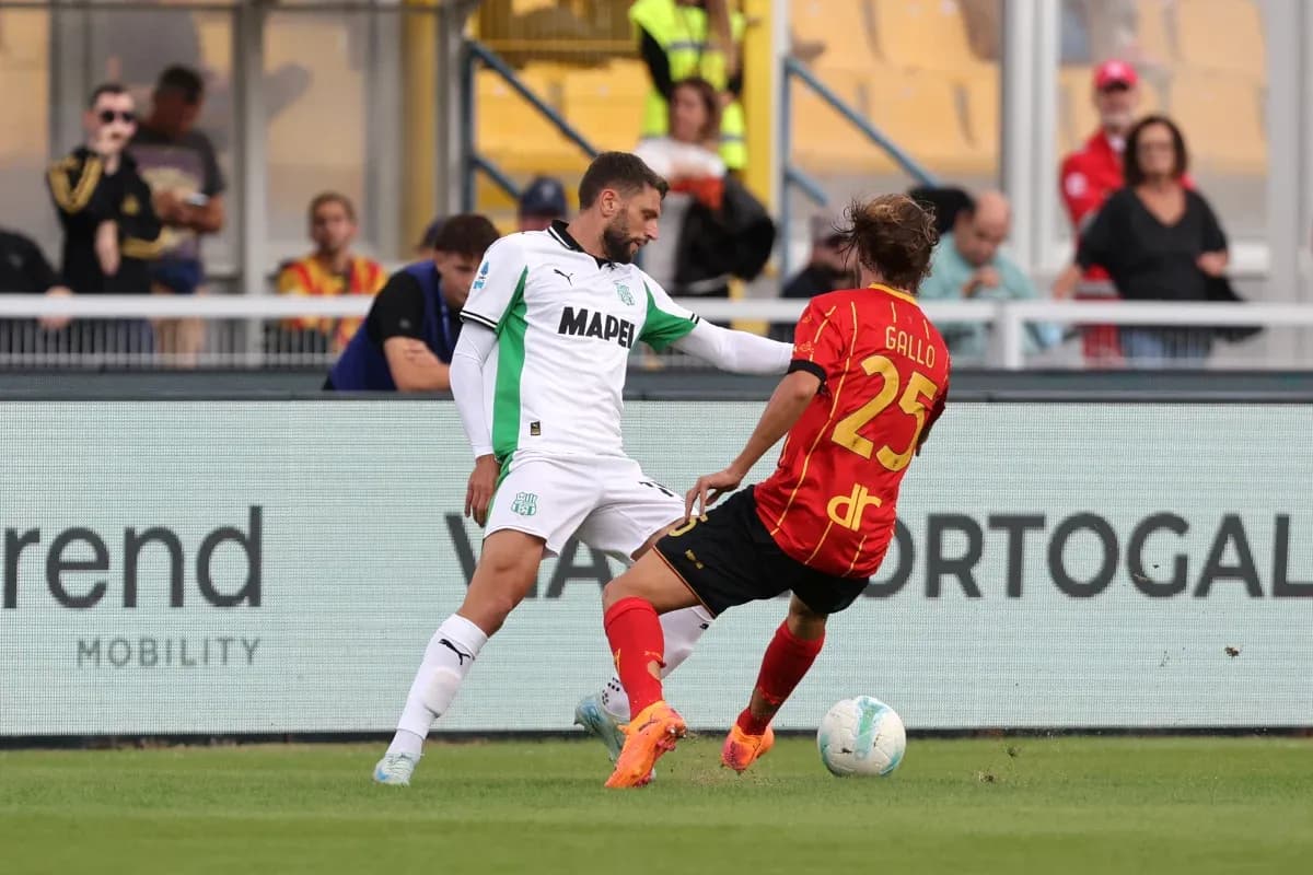 Jugador de Sassuolo enfrentando a Lecce en el campo
