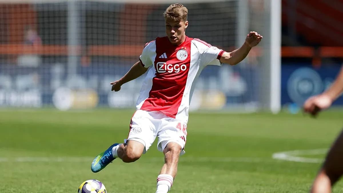 Jugador de Ajax pateando el balón en el campo