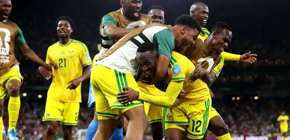 Jugadores de Sudáfrica celebrando un gol en partido