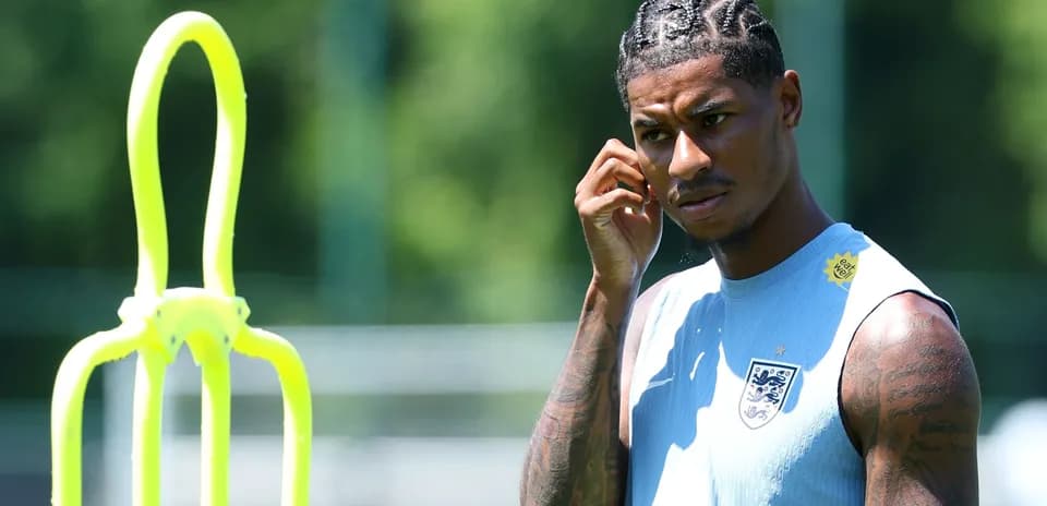 Jugador de Inglaterra en entrenamiento con conos