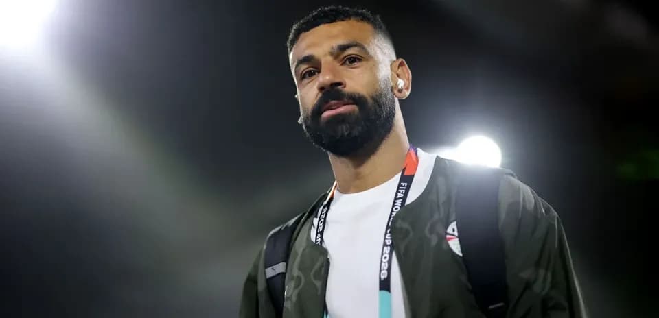 Jugador entrando al estadio con mochila y audífonos