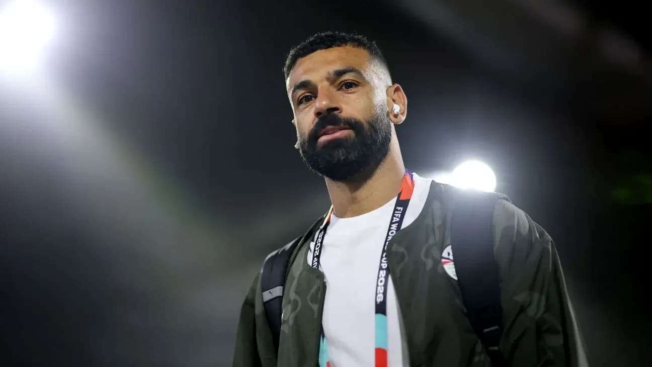Jugador entrando al estadio con mochila y audífonos