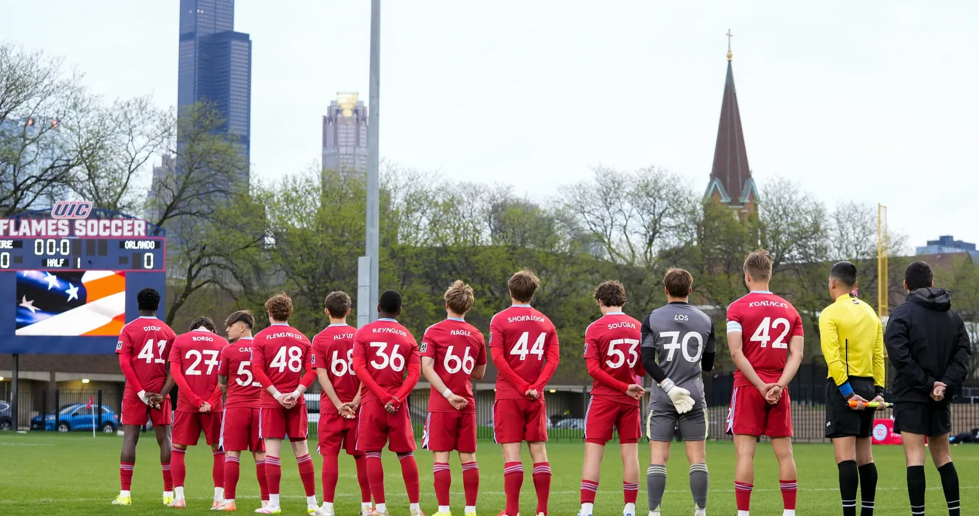 Jugadores del Chicago Fire II alineados en el campo