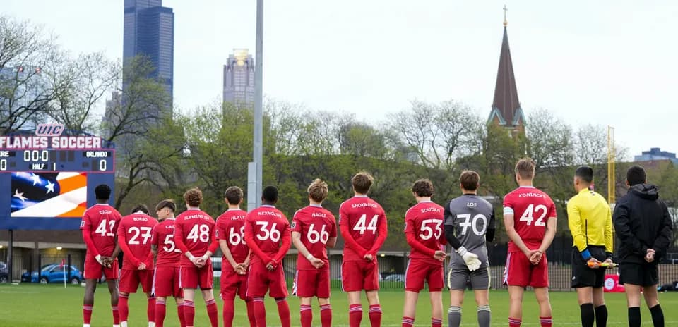 Jugadores del Chicago Fire II alineados en el campo