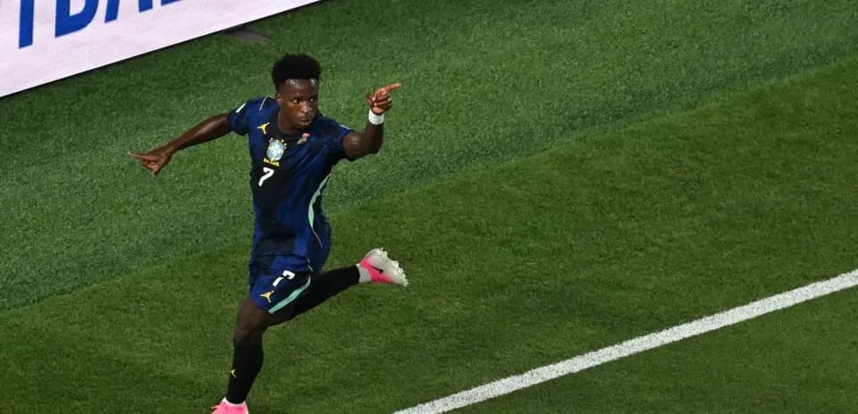 Jugador celebrando un gol en el campo