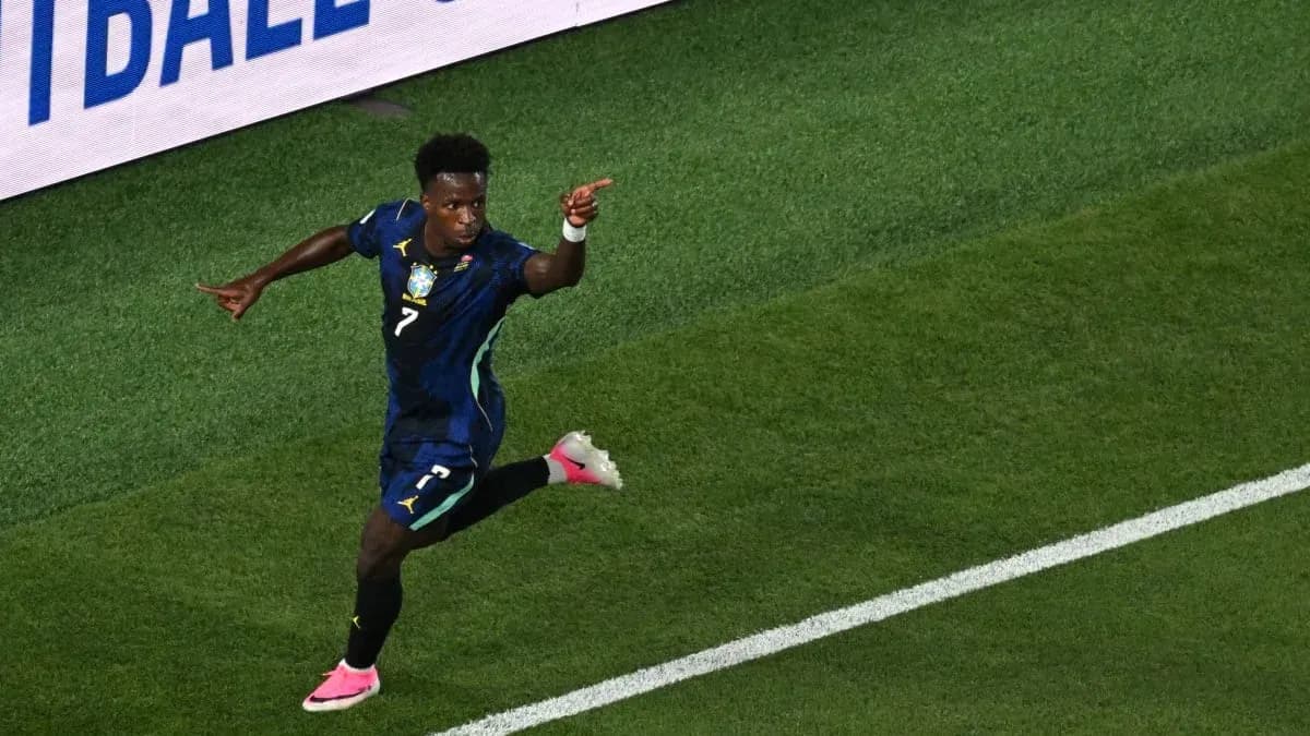 Jugador celebrando un gol en el campo