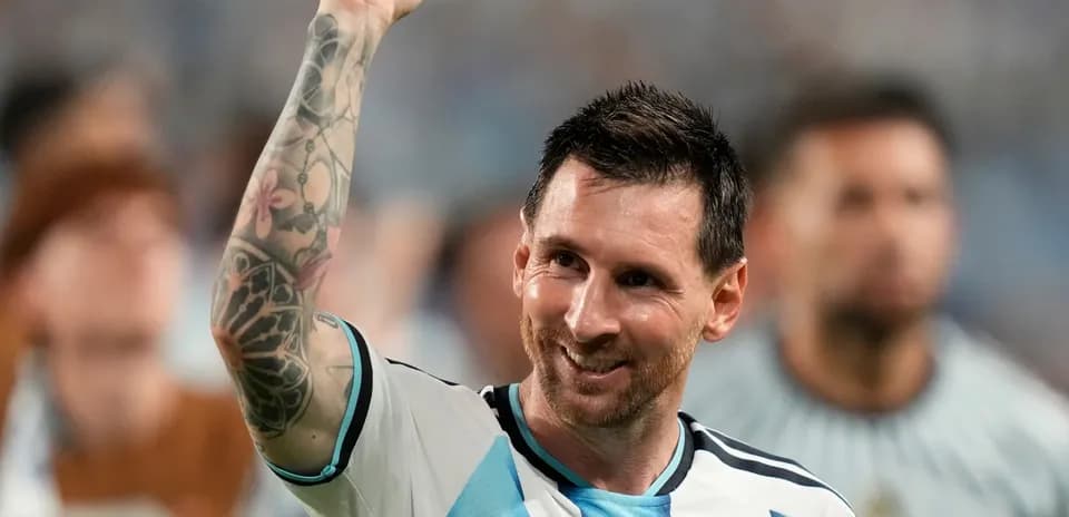 Lionel Messi levantando el brazo durante celebración