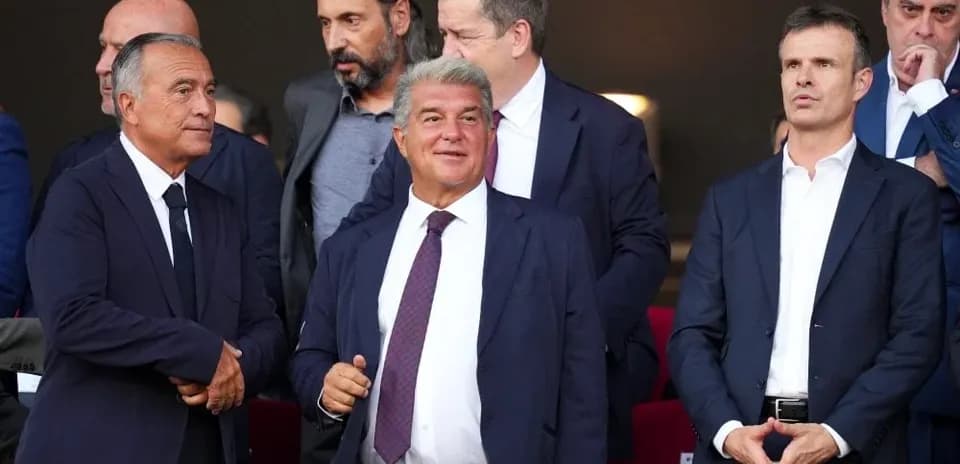 Dirigentes en palco observando el partido