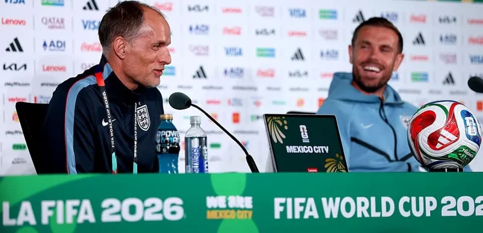 Entrenador y jugador en conferencia de prensa previa al Mundial