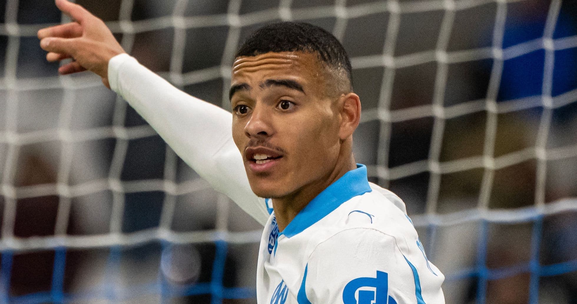 Jugador del Olympique de Marsella señalando durante partido
