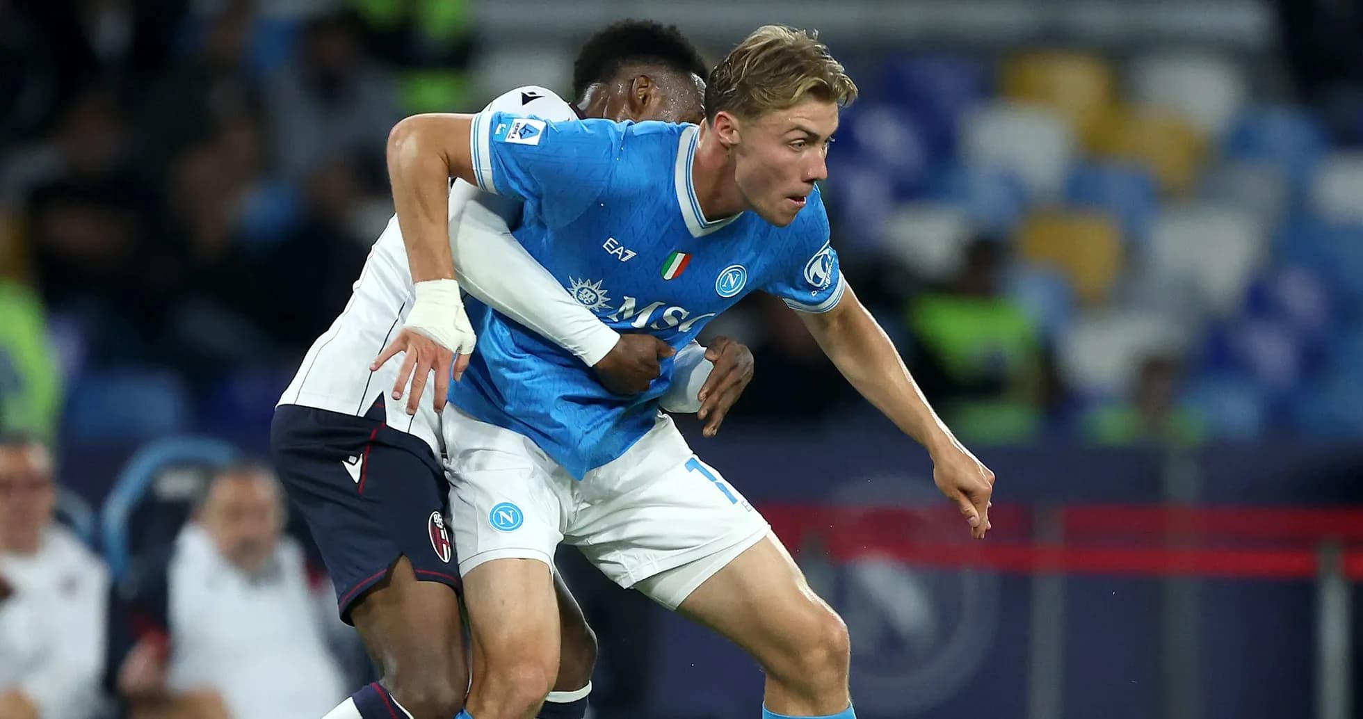 Jugador de Napoli siendo marcado por oponente
