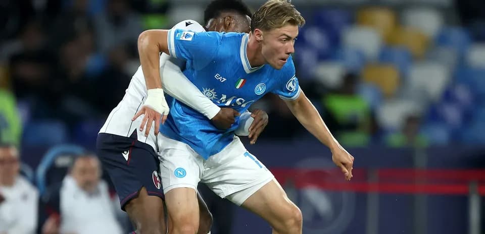 Jugador de Napoli siendo marcado por oponente