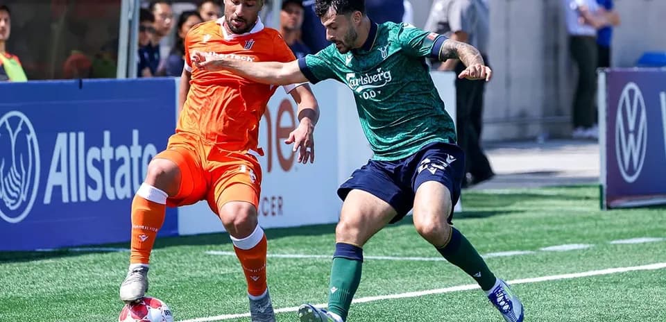 Jugador de York United contra jugador de Forge