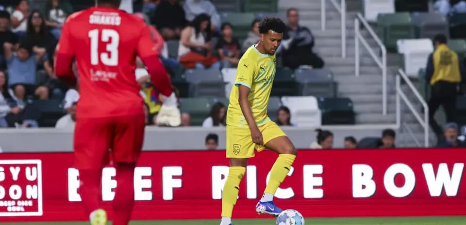 Jugador de New Mexico United con balón en campo