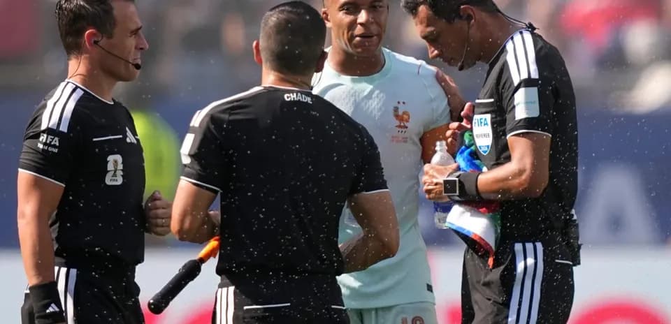 Jugadores y árbitros conversando en el campo