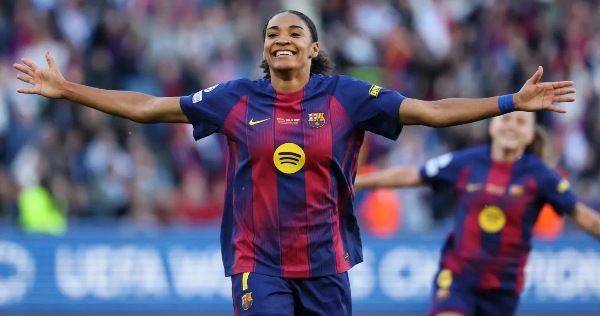Jugadora de Barça celebrando un gol en el campo