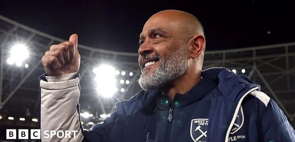 Entrenador de West Ham celebrando con el pulgar hacia arriba